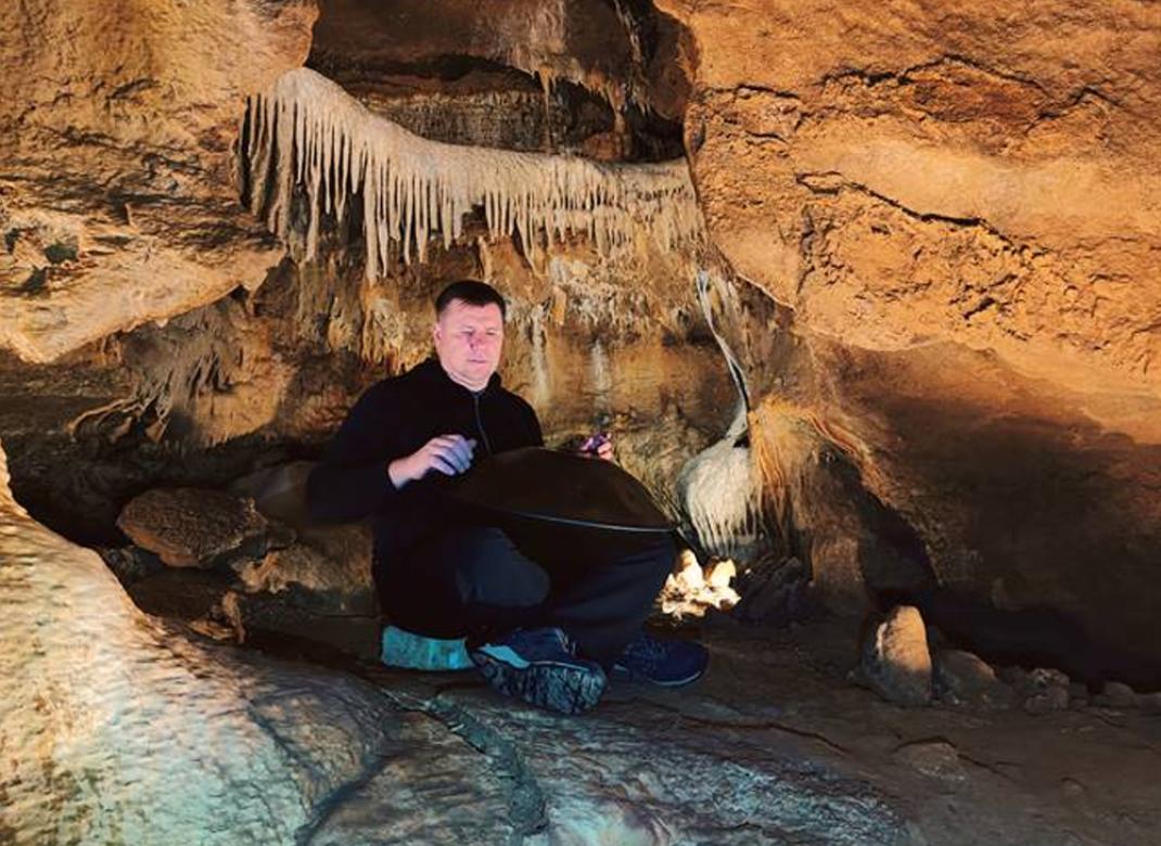 Jiří Káš zavítá 26. 9. do Koněpruských jeskyní s projektem NEO SPACE